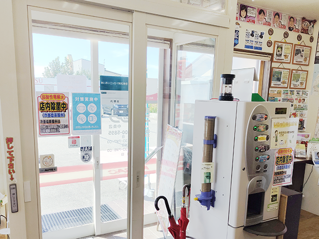 店内にはドリンクバーがございます！ ご自由にお飲みください！