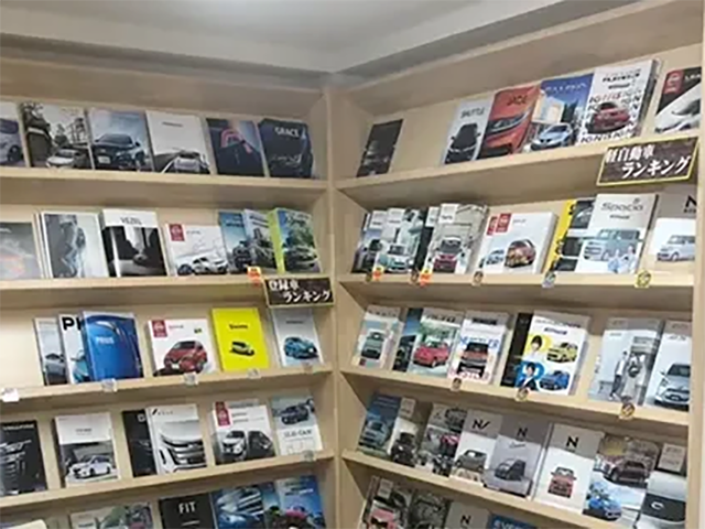 コバック中条店では、新車のカタログも多数取り揃え！ 気になる車をお探しください！